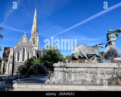 Gefion-Brunnen vor der anglikanischen Kirche St. Alban, Kopenhagen, Seeland, Dänemark Stockfoto
