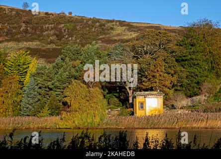 Duddingston, Edinburgh, Schottland, Großbritannien. 3.. November 2022. Die Herbstfärbung klammert sich nach dem gestrigen Sturm an, den Claudio übergangen hat, und bringt sintflutartigen Regen, starke Winde, Donner und Blitze. Im Bild: Eine herbstliche Szene mit dem historischen Thomsons Tower am Ufer des Duddingston Loch, der in warmen Morgensonnen gebadet wurde. Temperatur a nippy 8 Grad Celsius. Quelle: Arch White/alamy Live News. Stockfoto