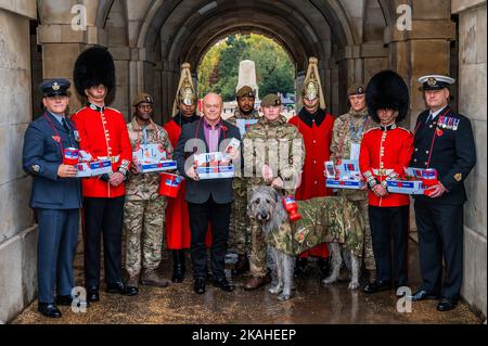 London, Großbritannien. 3.. November 2022. Der Botschafter der Royal British Legion, Ross Kemp, startet den diesjährigen London Poppy Day bei der Horse Guards Parade zusammen mit Mitgliedern der Irish Guards und ihrem irischen Wolfhound-Maskottchen Seamus. Ross ermutigt die Londoner, einen Mohns von den mehr als 2.000 Sammlern der Streitkräfte, Veteranen und Poppy Appeal zu holen, die in der gesamten Hauptstadt in Kraft sind und an einem Tag £1 Millionen sammeln helfen. Kredit: Guy Bell/Alamy Live Nachrichten Stockfoto