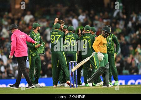 Sydney, Australien. 03.. November 2022. Shaheen Shah Afridi aus Pakistan feiert das Dickicht des südafrikanischen Quinton de Kock (WK) während des ICC Men's World Cup T20-Spiels zwischen Pakistan und Südafrika am 03. November 2022 auf dem Sydney Cricket Ground in Sydney, Australien. BILD NUR FÜR REDAKTIONELLE VERWENDUNG - AUSSCHLIESSLICH KEINE KOMMERZIELLE NUTZUNG Quelle: Izhar Ahmed Khan/Alamy Live News/Alamy Live News Stockfoto