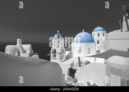 Schwarz-Weiß, Santorini, Griechenland. Unglaublich romantische Sommerlandschaft auf Santorini. Oia Village. Tolle Aussicht mit weißen Häusern. Künstlerisch Stockfoto
