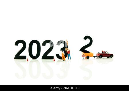 Das neue Jahr 2023 und die Entfernung der alten 2022 Stockfoto