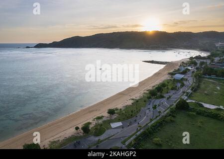 Luftaufnahme eines leeren Strandes bei Sonnenuntergang, Kuta Mandalika, Lombok, West Nusa Tenggar, Indonesien Stockfoto