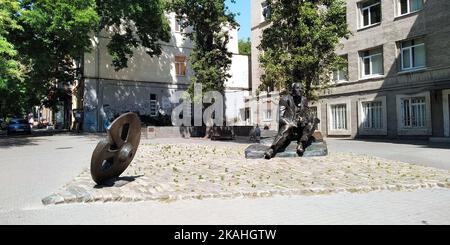 ODESSA, UKRAINE - 16. JUNI 2019: Dies ist das Denkmal für den Schriftsteller Isaac Babel. Stockfoto