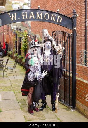 Das Paar war während des Gothwochenendes in Whitby als tote Leute gekleidet Stockfoto