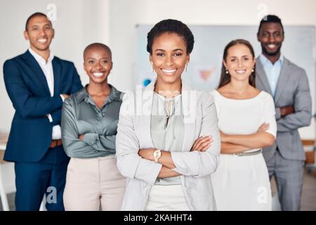 Schwarze Frau Führung, Portrait und glückliche Teamarbeit, Management und Zusammenarbeit, Unternehmensvision und Vertrauen in das Büro. Weibliche geschäftsführerin, Diversity Business Stockfoto