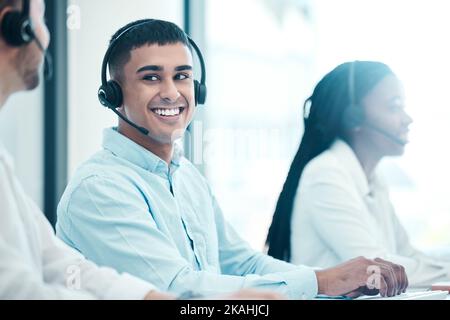 Business-Männer, schwarze Frau und Call-Center-Teamarbeit in der Kundenbetreuung, kontaktieren Sie uns oder crm-Beratung Diversity Office. Lächeln, Motivation oder glücklich Stockfoto