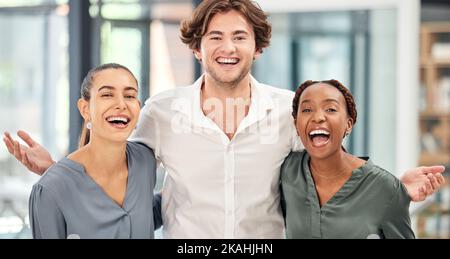 Teamarbeit, Zusammenarbeit und Porträt glücklicher Geschäftsleute in einem Meeting, das im Büro steht. Vielfalt, Lächeln und glückliches Team, das an einem arbeitet Stockfoto