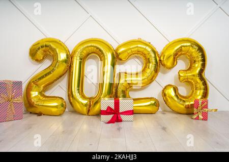 Banner mit 2023 goldenen Folie aufblasbaren Ballons. Konzept für Weihnachten und Neujahr 2023. Stockfoto