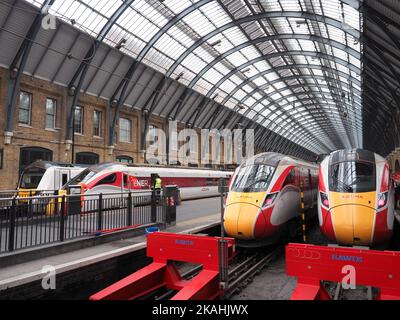 Dreiklassige Azuma-Züge am Bahnhof King's Cross in London, Großbritannien Stockfoto