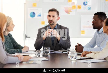Sprecher für Geschäftstreffen, Finanzstrategie und Corporate man mit einem Büroteam, das spricht und plant. Teamarbeit, Arbeits- und Unternehmenskommunikation von Stockfoto