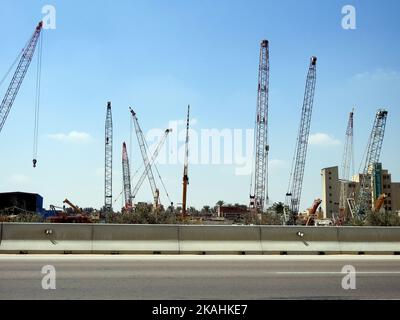 Alexandria, Ägypten, September 9 2022: Viele Brückenkrane auf dem Gelände der Geflügelhuhnfarm und Fabrik für Produkte, die effizient und conveni Stockfoto