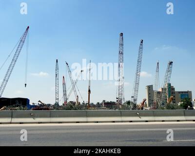 Alexandria, Ägypten, September 9 2022: Viele Brückenkrane auf dem Gelände der Geflügelhuhnfarm und Fabrik für Produkte, die effizient und conveni Stockfoto