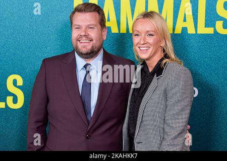 West Hollywood, Usa. 02.. November 2022. WEST HOLLYWOOD, LOS ANGELES, KALIFORNIEN, USA – 02. NOVEMBER: Der englische Komiker, Schauspieler, Sänger und Fernsehmoderator James Corden und die Ehefrau/englische Fernsehproduzentin Julia Carey kommen zur Los Angeles Premiere der „Säugetiere“-Saison 1 von Amazon Prime Video, die am 2. November 2022 im West Hollywood EDITION Hotel in West Hollywood, Los Angeles, Kalifornien, USA, stattfand. ( Kredit: Image Press Agency/Alamy Live News Stockfoto