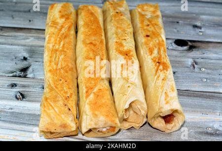 Syrisches Rezept Küche Hintergrund, Huhn Shawerma oder Shawarma Tortilla Wrap mit Zwiebeln, Tomaten, Salat und Knoblauchsauce in syrischem Brot isoliert auf Stockfoto