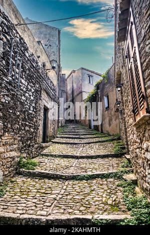 Kleine Straßen in der Bergstadt Erice im Westen Siziliens, Italien Stockfoto