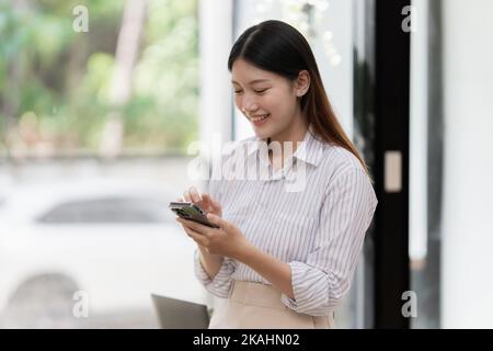 Eine Geschäftsfrau vervollständigt KYC mithilfe eines Online-Banking-Programms, um ein digitales Sparkonto zu eröffnen. Die Definition von Cyber-Sicherheit Stockfoto