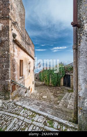 Kleine Straßen in der Bergstadt Erice im Westen Siziliens, Italien Stockfoto