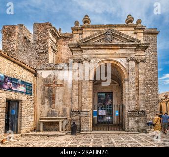 Kleine Straßen in der Bergstadt Erice im Westen Siziliens, Italien Stockfoto