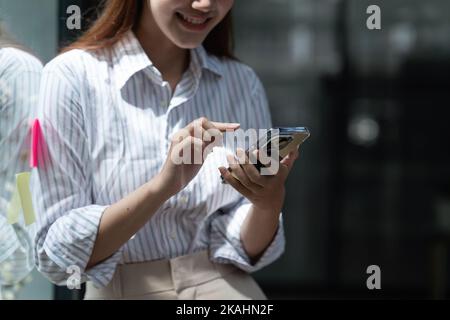 Eine Geschäftsfrau vervollständigt KYC mithilfe eines Online-Banking-Programms, um ein digitales Sparkonto zu eröffnen. Die Definition von Cyber-Sicherheit Stockfoto