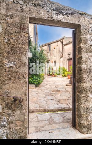 Kleine Straßen in der Bergstadt Erice im Westen Siziliens, Italien Stockfoto