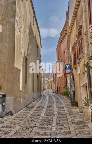 Kleine Straßen in der Bergstadt Erice im Westen Siziliens, Italien Stockfoto