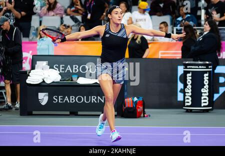 Caroline Garcia aus Frankreich feiert den Sieg gegen Coco Gauff aus den Vereinigten Staaten während ihres ersten Round-Robin-Spiels des WTA Finals Fort Worth Tennisturniers 2022 am 1. November 2022 in Fort Worth, USA - Foto: Rob Prange/DPPI/LiveMedia Stockfoto