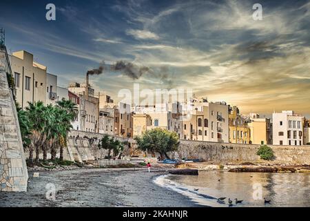 Küstenpromenade von Trapani auf Sizilien, Italien Stockfoto