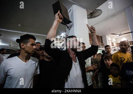 Gaza, Palästina. 01.. November 2022. Ein palästinensischer Gesang singt Slogans während der Beerdigung von Khaled Shurrab und Mustafa Al-Sumairi in Khan Yunis im südlichen Gazastreifen. Die beiden Palästinenser, Shurrab und al-Samary, wurden während ihrer Migration nach Europa während des Untergangs eines Bootes getötet, um ein besseres Leben zu führen. Tausende von Bewohnern der Mittelschicht wurden in den letzten Jahren aufgrund der harten Lebensbedingungen im Gazastreifen vertrieben. Kredit: SOPA Images Limited/Alamy Live Nachrichten Stockfoto