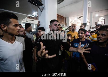 Gaza, Palästina. 01.. November 2022. Ein palästinensischer Gesang singt Slogans während der Beerdigung von Khaled Shurrab und Mustafa Al-Sumairi in Khan Yunis im südlichen Gazastreifen. Die beiden Palästinenser, Shurrab und al-Samary, wurden während ihrer Migration nach Europa während des Untergangs eines Bootes getötet, um ein besseres Leben zu führen. Tausende von Bewohnern der Mittelschicht wurden in den letzten Jahren aufgrund der harten Lebensbedingungen im Gazastreifen vertrieben. Kredit: SOPA Images Limited/Alamy Live Nachrichten Stockfoto