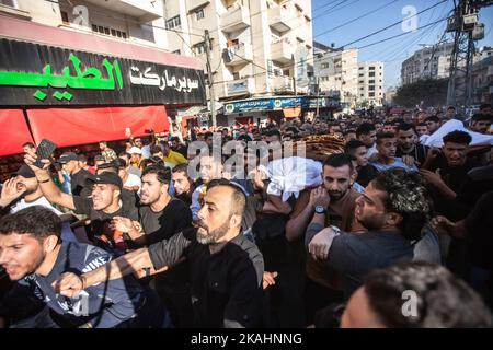 Gaza, Palästina. 01.. November 2022. (ANMERKUNG DER REDAKTION: Bild zeigt den Tod) Palästinenser tragen die Leichen der beiden jungen Männer Khaled Shurrab und Mustafa al-Samarin während ihrer Beerdigung in Khan Yunis im südlichen Gazastreifen. Die beiden Palästinenser, Shurrab und al-Samary, wurden während ihrer Migration nach Europa während des Untergangs eines Bootes getötet, um ein besseres Leben zu führen. Tausende von Bewohnern der Mittelschicht wurden in den letzten Jahren aufgrund der harten Lebensbedingungen im Gazastreifen vertrieben. Kredit: SOPA Images Limited/Alamy Live Nachrichten Stockfoto