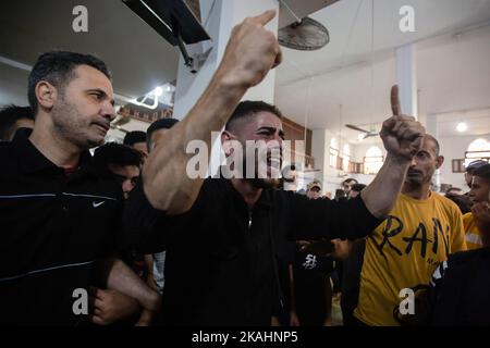 Gaza, Palästina. 01.. November 2022. Ein palästinensischer Gesang singt Slogans während der Beerdigung von Khaled Shurrab und Mustafa Al-Sumairi in Khan Yunis im südlichen Gazastreifen. Die beiden Palästinenser, Shurrab und al-Samary, wurden während ihrer Migration nach Europa während des Untergangs eines Bootes getötet, um ein besseres Leben zu führen. Tausende von Bewohnern der Mittelschicht wurden in den letzten Jahren aufgrund der harten Lebensbedingungen im Gazastreifen vertrieben. Kredit: SOPA Images Limited/Alamy Live Nachrichten Stockfoto