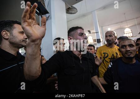 Gaza, Palästina. 01.. November 2022. Ein palästinensischer Gesang singt Slogans während der Beerdigung von Khaled Shurrab und Mustafa Al-Sumairi in Khan Yunis im südlichen Gazastreifen. Die beiden Palästinenser, Shurrab und al-Samary, wurden während ihrer Migration nach Europa während des Untergangs eines Bootes getötet, um ein besseres Leben zu führen. Tausende von Bewohnern der Mittelschicht wurden in den letzten Jahren aufgrund der harten Lebensbedingungen im Gazastreifen vertrieben. (Foto von Yousef Masoud/SOPA Images/Sipa USA) Quelle: SIPA USA/Alamy Live News Stockfoto