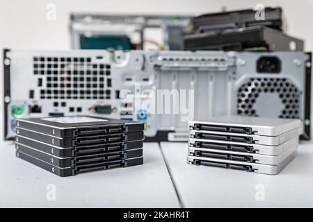 Geschlossene Ansicht der SSD-Festplatten Upgrade-, Reparatur- und Datenwiederherstellungskonzept Stockfoto