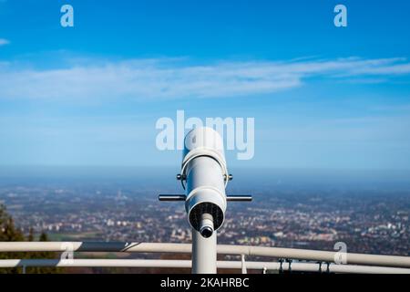 Teleskop auf der Aussichtsplattform auf dem Berg Szyndzielnia in Bielsko-Biala, Polen. Geländer der Aussichtsplattform. Stadtbild im Hintergrund Stockfoto
