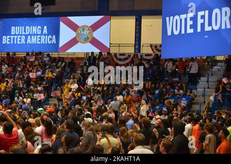 Miami Gardens, USA. 01.. November 2022. Die Teilnehmer jubeln während einer Kundgebung an der Florida Memorial University am 01. November 2022 in Miami Gardens, Florida. Biden warb vor den Parlamentswahlen vom 8. November für den US-Senatskandidaten, den Rep. Val Demings (D-FL) und den Gouverneurskandidaten Charlie Crist. (Foto von JL/Sipa USA) Quelle: SIPA USA/Alamy Live News Stockfoto