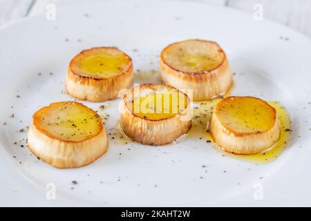 Königsausternpilz Jakobsmuscheln auf dem weißen Teller Stockfoto