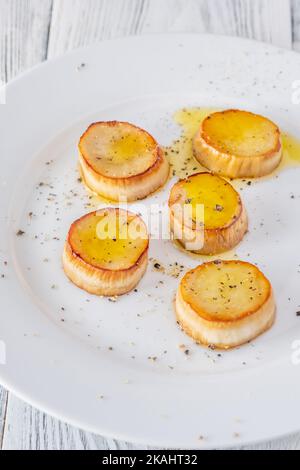 Königsausternpilz Jakobsmuscheln auf dem weißen Teller Stockfoto