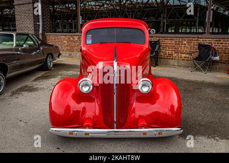 Des Moines, IA - 01. Juli 2022: Hochperspektivische Vorderansicht eines Chevrolet Master Deluxe Business Coupés aus dem Jahr 1936 auf einer lokalen Automobilmesse. Stockfoto