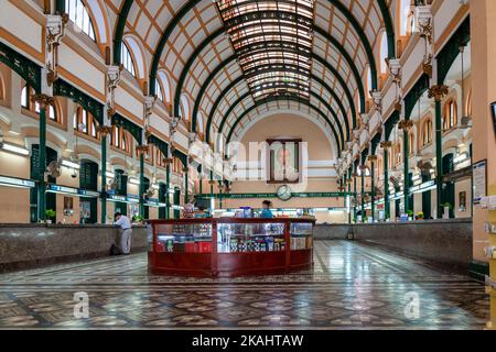 Innenhalle des zentralen Postamtes, Ho Chi Minh City, Vietnam, entworfen von Gustav Eiffel Stockfoto