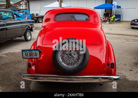 Des Moines, IA - 01. Juli 2022: Rückansicht eines Chevrolet Master Deluxe Business Coupés aus dem Jahr 1936 auf einer lokalen Automobilmesse. Stockfoto