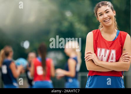 Sport, Netball und Porträt einer aktiven Frau auf dem Platz, bereit für Training, Sieg und Spiel. Fitness, Wellness und weibliche Athletin stehen
