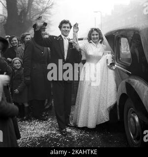 Hochzeitstag von Mr & Mrs Francis von 23 Myrtle Road, London E17 c1952 das glückliche Paar verließ die St. Saviour's Church, Walthamstow, um den Empfang zu feiern. Foto von Tony Henshaw Archive Stockfoto