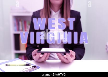 Schreiben mit Text West Virginia. Wort geschrieben auf Jahresrabatte Weihnachtszeit Clearance traditionelle Head Silhouette voller Ideen Stockfoto