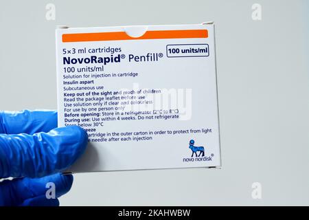 Kairo, Ägypten, Oktober 4 2022: NovoRapid 100-ml-Lösung zur Injektion in Kartusche Insulin als Teil zur Behandlung von Diabetes mellitus-Patienten, die befo genommen wurden Stockfoto