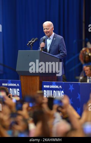 Miami Gardens, USA. 01.. November 2022. US-Präsident Joe Biden während einer Kundgebung an der Florida Memorial University am 01. November 2022 in Miami Gardens, Florida. Biden warb vor den Parlamentswahlen vom 8. November für den US-Senatskandidaten, den Rep. Val Demings (D-FL) und den Gouverneurskandidaten Charlie Crist. (Foto von JL/Sipa USA) Quelle: SIPA USA/Alamy Live News Stockfoto