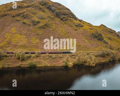 Dampfzug, der im Herbst durch Schottland fährt Stockfoto