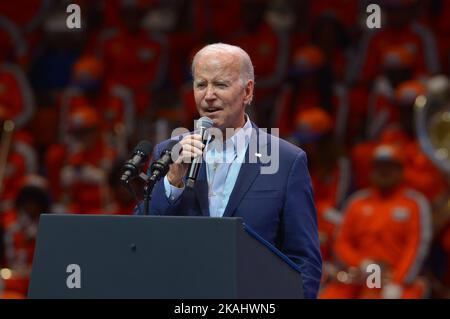 Miami Gardens, USA. 01.. November 2022. US-Präsident Joe Biden während einer Kundgebung an der Florida Memorial University am 01. November 2022 in Miami Gardens, Florida. Biden warb vor den Parlamentswahlen vom 8. November für den US-Senatskandidaten, den Rep. Val Demings (D-FL) und den Gouverneurskandidaten Charlie Crist. (Foto von JL/Sipa USA) Quelle: SIPA USA/Alamy Live News Stockfoto