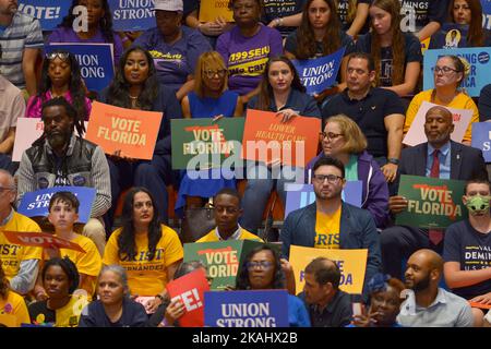 Miami Gardens, USA. 01.. November 2022. Die Teilnehmer jubeln während einer Kundgebung an der Florida Memorial University am 01. November 2022 in Miami Gardens, Florida. Biden warb vor den Parlamentswahlen vom 8. November für den US-Senatskandidaten, den Rep. Val Demings (D-FL) und den Gouverneurskandidaten Charlie Crist. (Foto von JL/Sipa USA) Quelle: SIPA USA/Alamy Live News Stockfoto