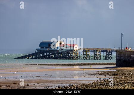 Alte und neue RNLI Rettungsbootstationen am Mumbles Pier, Gower Peninsula, Wales Stockfoto